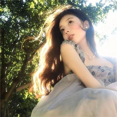 茜色少女